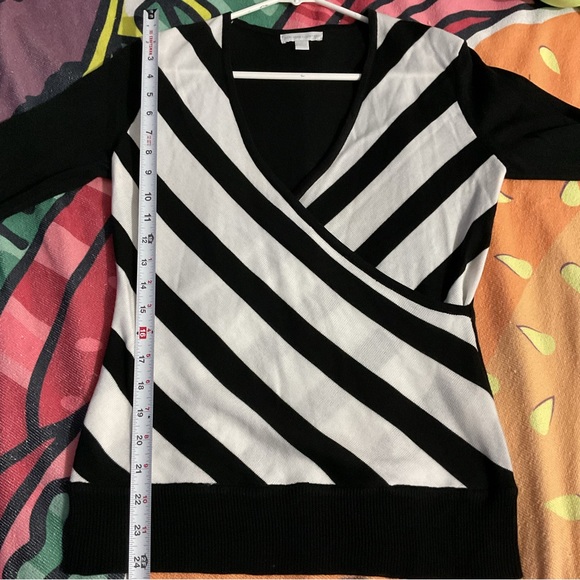 New York and company sweater black and white : Box R: - Picture 8 of 9